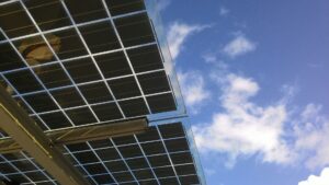 Solarterrassenüberdachung mit Photovoltaikmodulen unter klarem Himmel